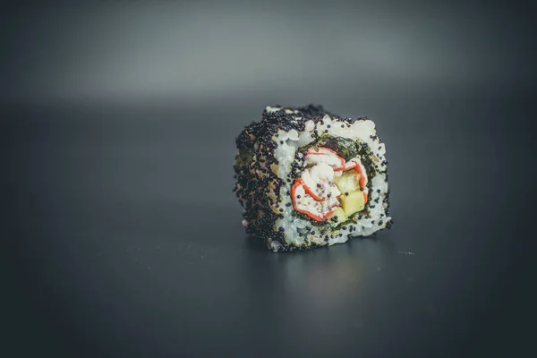 Różne Azjatyckie Sushi Ciemnym Sosem Wasabi Wasabi — Zdjęcie stockowe