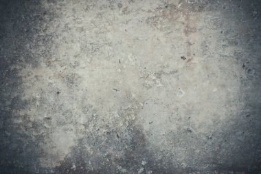 Harap olmuş bir evin eski beton duvarında çizikler var.