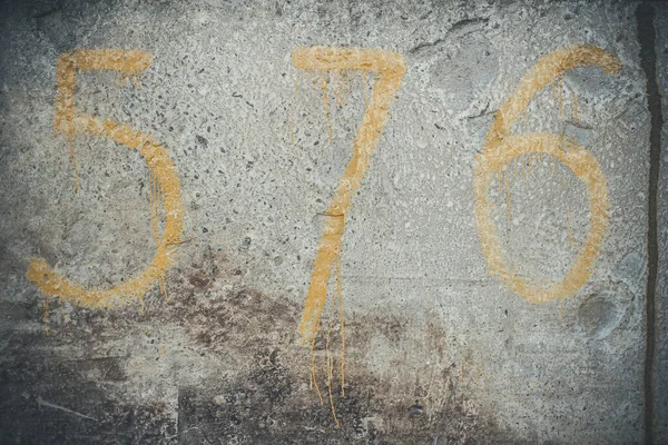 Číslo 576 Žluté Texturované Šedé Betonové Stěně Škrábanci Prasklinami — Stock fotografie