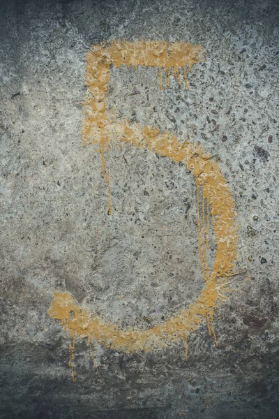 Numer Żółty Teksturowanej Szarej Ścianie Betonowej Rysami Pęknięciami — Zdjęcie stockowe