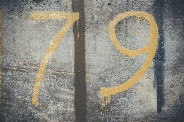 Číslo Žluté Texturované Šedé Betonové Stěně Škrábanci Prasklinami — Stock fotografie
