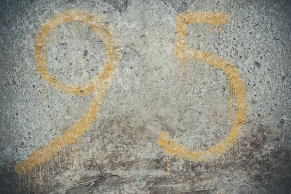 Число Жовтих Текстурованій Сірій Бетонній Стіні Подряпинами Тріщинами — стокове фото