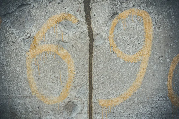 Číslo Žluté Texturované Šedé Betonové Stěně Škrábanci Prasklinami — Stock fotografie