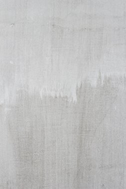 Terk edilmiş bir evin çatlakları ve çizikleriyle dolu eski beton bir duvar.