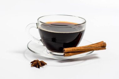 Cam bir fincanda Aromatik lezzetli kahve ve beyaz arka planın yanında tarçın.