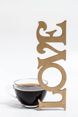 Cam bir fincanda Aromatik lezzetli kahve ve beyaz arka planın yanında tarçın.