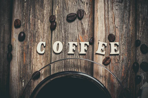 Aromatyczna Smaczna Kawa Szklanej Filiżance Cynamon Obok Brązowego Tła Vintage — Zdjęcie stockowe