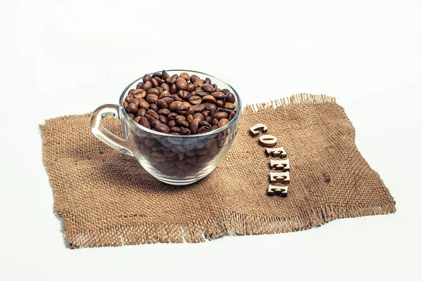 Чашка Зерном Кофе Корица Белом Фоне — стоковое фото