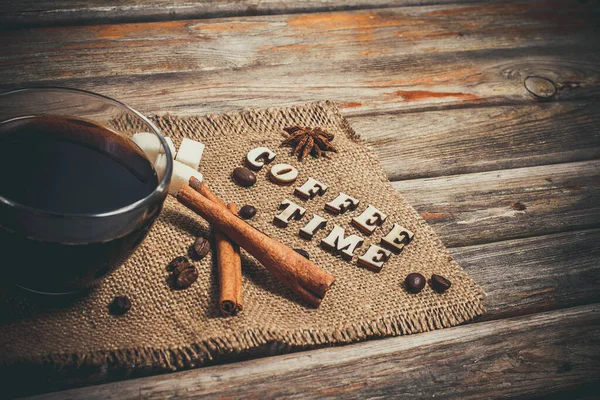 Aromatiskt Gott Kaffe Glaskopp Och Kanel Bredvid Vintage Brun Bakgrund — Stockfoto