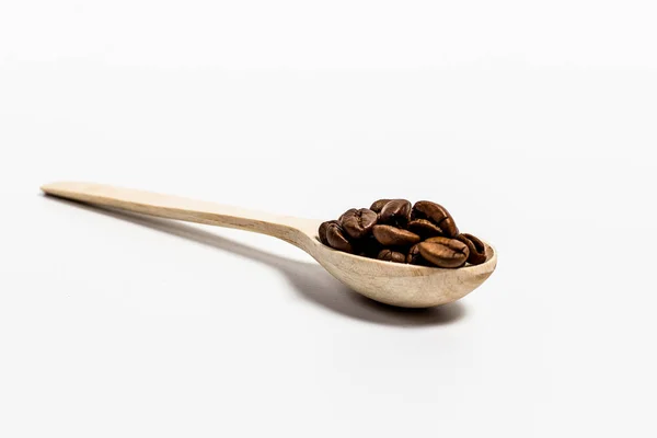 Duftende Kaffeekörner Hellen Holzlöffeln Auf Weißem Hintergrund — Stockfoto