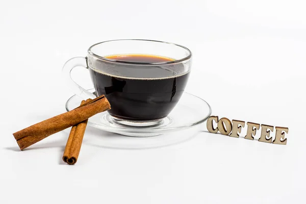 Aromatyczna Smaczna Kawa Szklanym Kubku Cynamon Obok Białego Tła — Zdjęcie stockowe