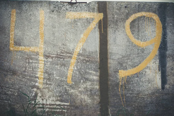 Číslo 479 Žluté Texturované Šedé Betonové Stěně Škrábanci Prasklinami — Stock fotografie