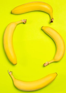 Diyet için olgun muz ve yeşil arka planda egzersiz.