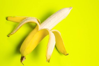 Diyet için olgun muz ve yeşil arka planda egzersiz.