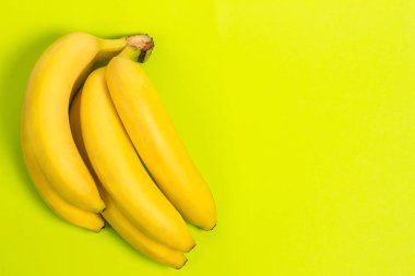 Diyet için olgun muz ve yeşil arka planda egzersiz.