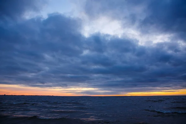 Tramonto Ampio Fiume Con Onde Inverno — Foto Stock