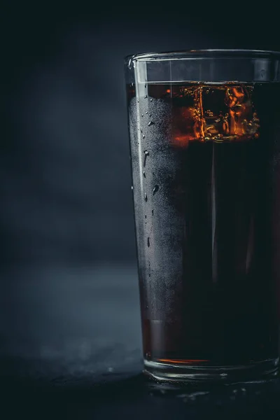 Soda Copo Fundo Preto Com Cubos Gelo Gotas — Fotografia de Stock