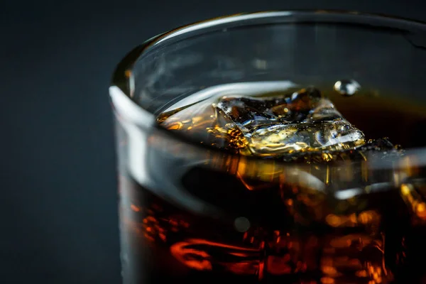 Soda Copo Fundo Preto Com Cubos Gelo Gotas — Fotografia de Stock