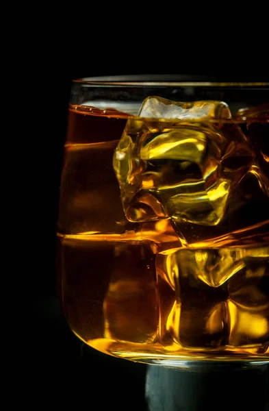 Glas Met Whiskey Ijsblokjes Een Zwarte Achtergrond — Stockfoto