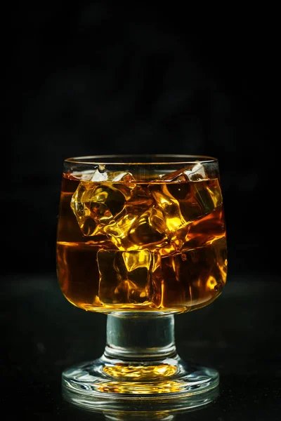 Szkło Whisky Kostkami Lodu Czarnym Tle — Zdjęcie stockowe