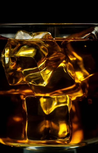 Szkło Whisky Kostkami Lodu Czarnym Tle — Zdjęcie stockowe