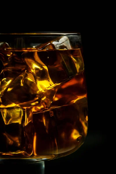 Vaso Con Whisky Cubitos Hielo Sobre Fondo Negro —  Fotos de Stock