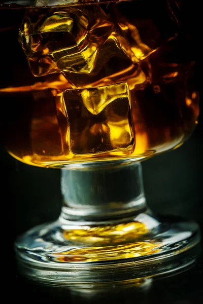 Vaso Con Whisky Cubitos Hielo Sobre Fondo Negro —  Fotos de Stock