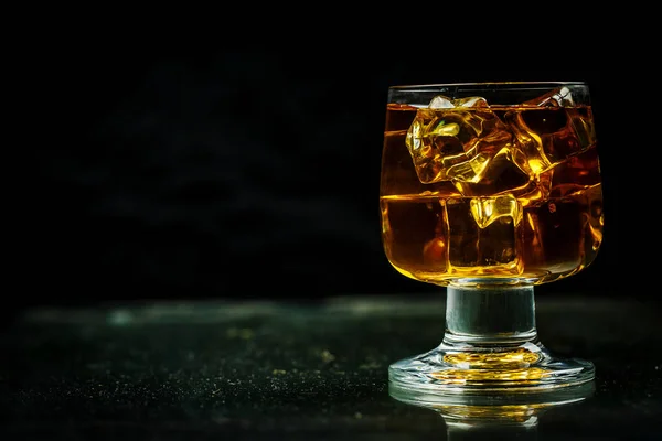 Vaso Con Whisky Cubitos Hielo Sobre Fondo Negro —  Fotos de Stock