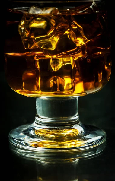 Vaso Con Whisky Cubitos Hielo Sobre Fondo Negro —  Fotos de Stock