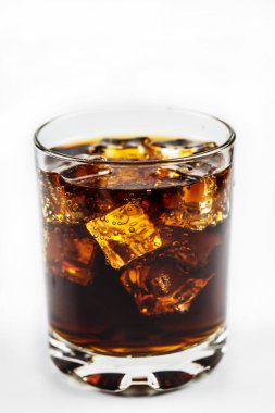 Beyaz arka planda buzlu bardakta siyah soda.