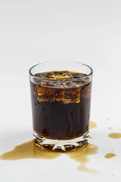 Soda Preta Copo Com Gelo Fundo Branco — Fotografia de Stock