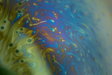 Sabun köpüğü soyutlaması hareket ve farklı renklerle çok yakın