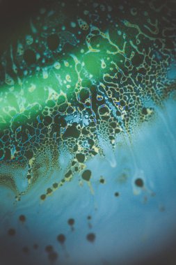 Sabun köpüğü soyutlaması hareket ve farklı renklerle çok yakın
