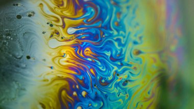 Sabun köpüğü soyutlaması hareket ve farklı renklerle çok yakın