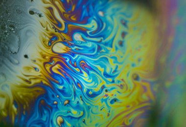 Sabun köpüğü soyutlaması hareket ve farklı renklerle çok yakın