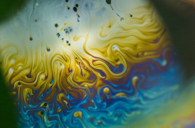 Sabun köpüğü soyutlaması hareket ve farklı renklerle çok yakın