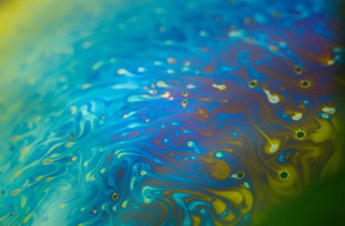 Sabun köpüğü soyutlaması hareket ve farklı renklerle çok yakın