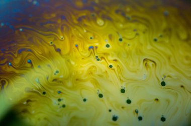 Sabun köpüğü soyutlaması hareket ve farklı renklerle çok yakın