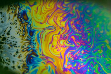 Sabun köpüğü soyutlaması hareket ve farklı renklerle çok yakın