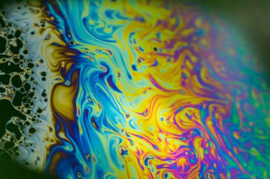 Sabun köpüğü soyutlaması hareket ve farklı renklerle çok yakın