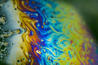 Sabun köpüğü soyutlaması hareket ve farklı renklerle çok yakın