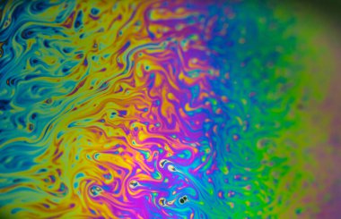 Sabun köpüğü soyutlaması hareket ve farklı renklerle çok yakın