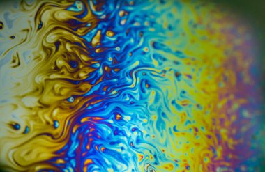 Sabun köpüğü soyutlaması hareket ve farklı renklerle çok yakın