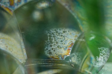 Sabun köpüğü soyutlaması hareket ve farklı renklerle çok yakın