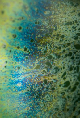 Sabun köpüğü soyutlaması hareket ve farklı renklerle çok yakın