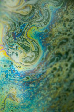 Sabun köpüğü soyutlaması hareket ve farklı renklerle çok yakın