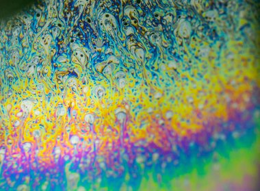 Sabun köpüğü soyutlaması hareket ve farklı renklerle çok yakın