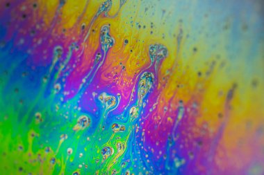 Sabun köpüğü soyutlaması hareket ve farklı renklerle çok yakın