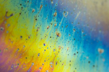 Sabun köpüğü soyutlaması hareket ve farklı renklerle çok yakın