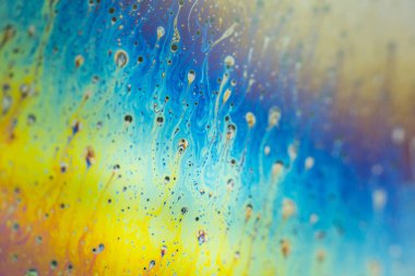 Sabun köpüğü soyutlaması hareket ve farklı renklerle çok yakın